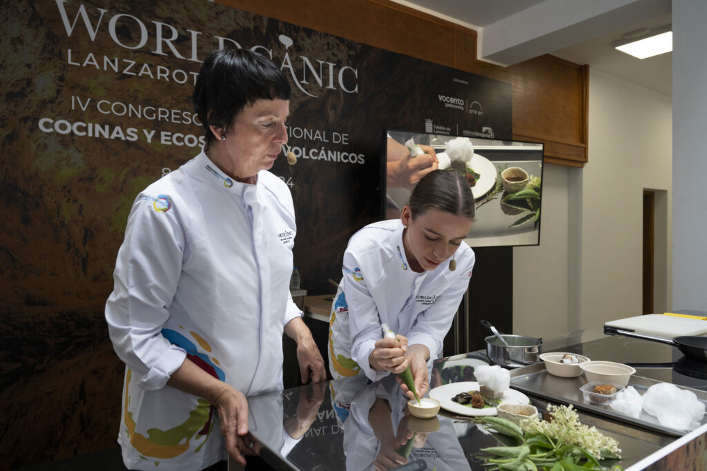 Platocanario.es Fina Puigdevall and Martina Puigvert in their speech in La Graciosa