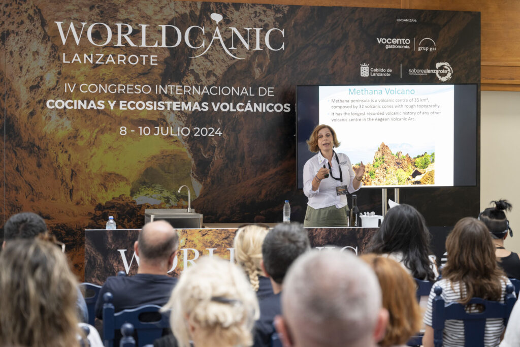 Platocanario.es María Manousaki in her presentation in La Graciosa