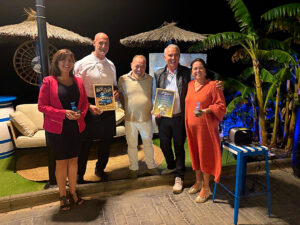 Platocanario.es Sillas azules en la última Cena de una Noche de Verano