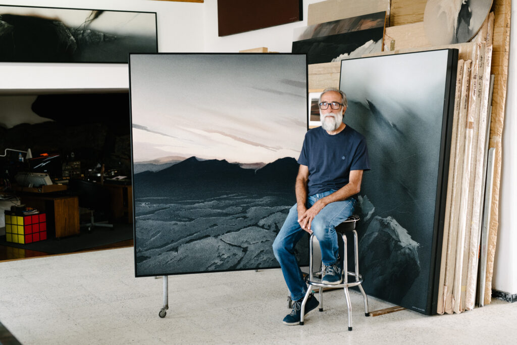 Platocanario.es Ildefonso Aguilar posa con el original que inspiró la imagen del vino del 250 anniversary of The Griffin