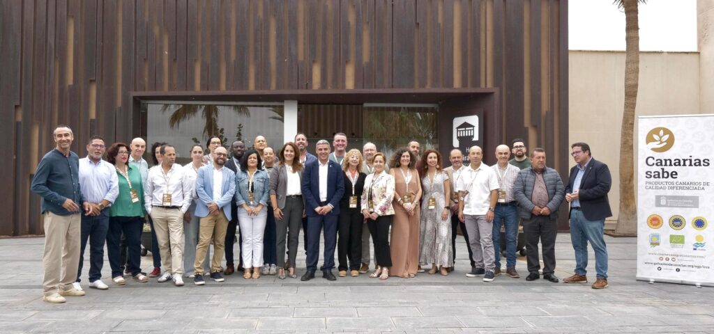 Platocanario.es Catadores del Concurso de Vinos de Agrocanarias junto al consejero del Sector Primario del Gobierno de Canarias y las autoridades insulares