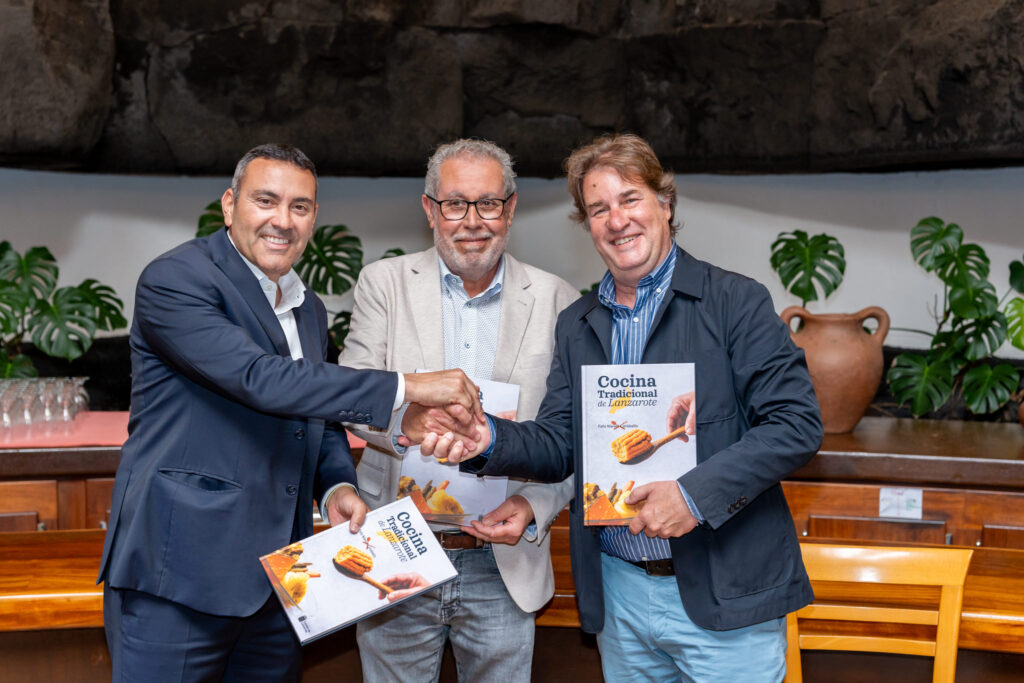 Platocanario.es Fefo Nieves, In the center, flanked by the president of the Cabildo de Lanzarote, Oswaldo Betancort (Thanks.) and the journalist and writer Fran Belín