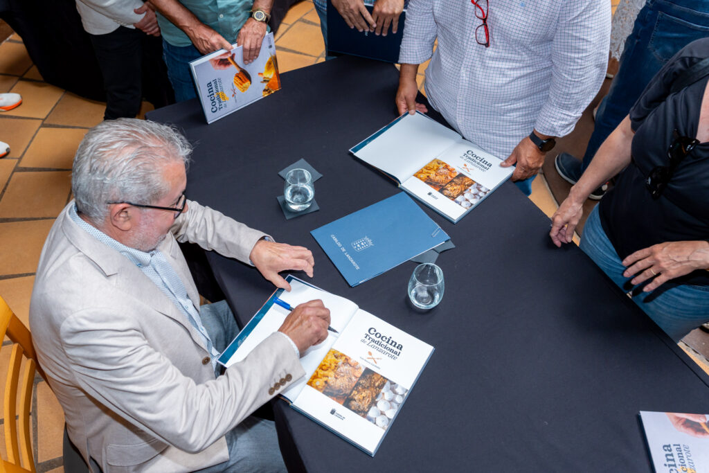 Platocanario.es Fefo Nieves signing copies of his book