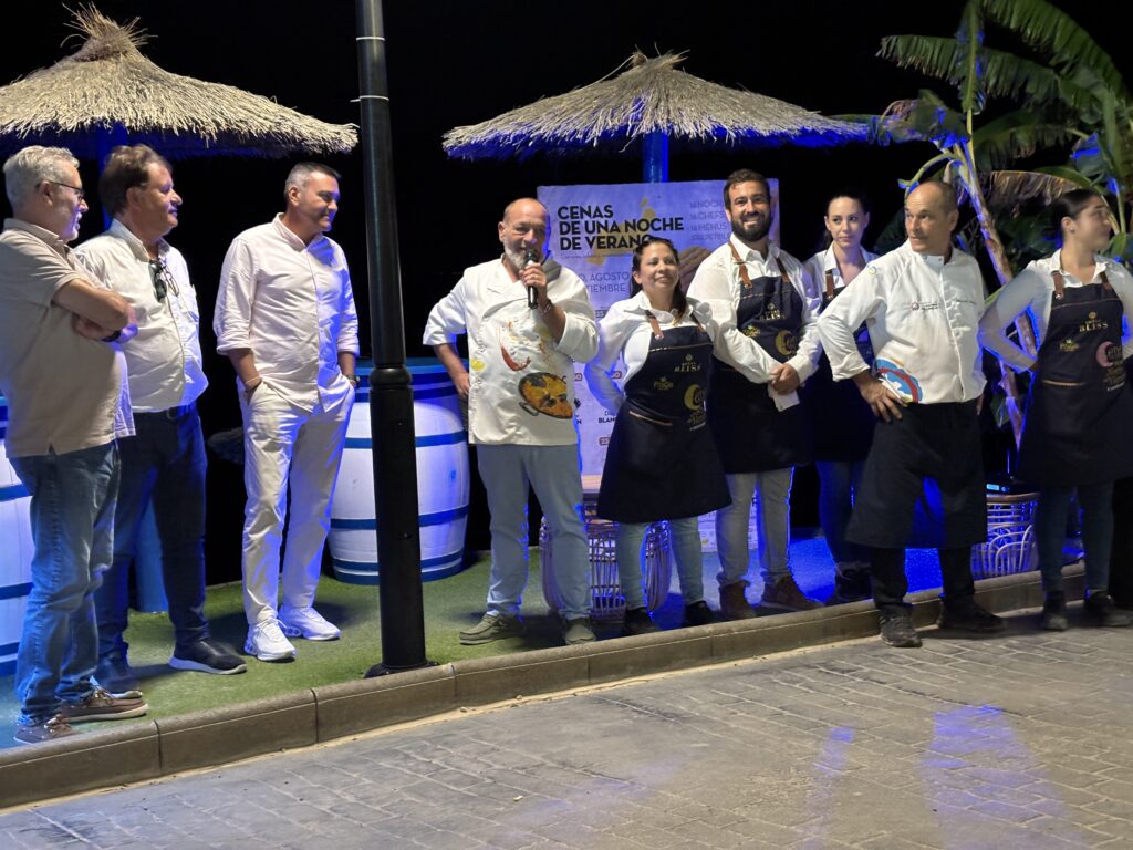 Platocanario.es Luis Benito con el presidente del Cabildo, los autores del libro y parte de su equipo del Chiringuito Tropical