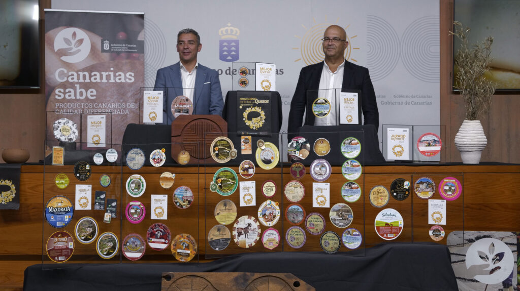 Platocanario.es Narvay Quintero y Luis Arráez junto a los quesos premiados en el certamen