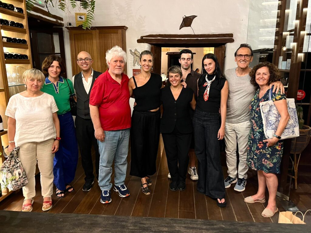 Platocanario.es Pedro Almodóvar junto a Sonsoles López en presencia de Alberto Iglesias, Milena Smith, Bárbara Lennie entre otros