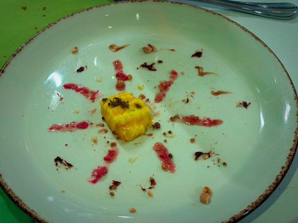 Platocanario.es El burdo intento de quien firma de hacer arte con el postre