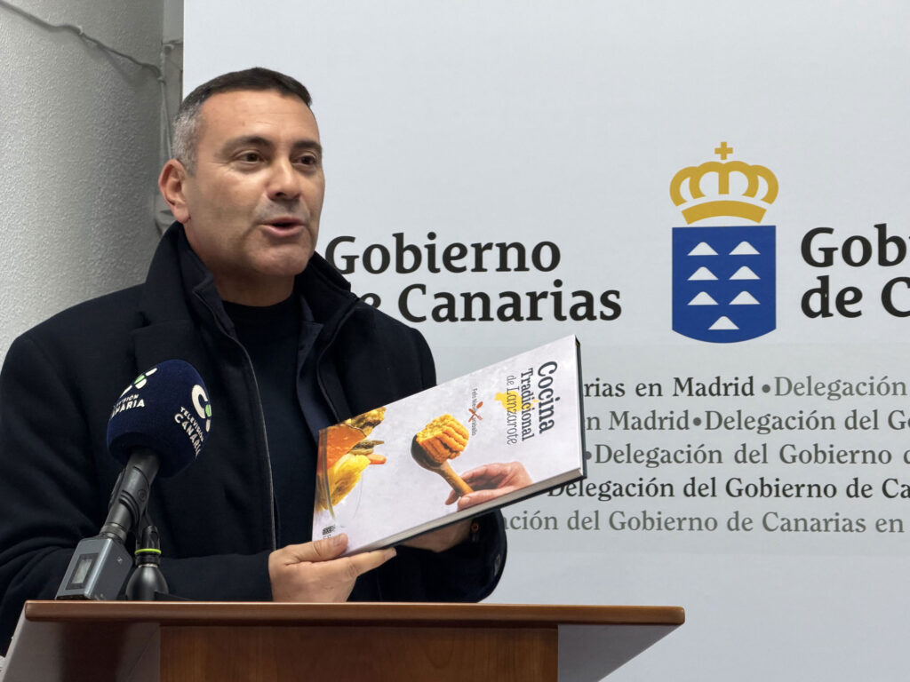 platocanario.es Oswaldo Betancort con el libro Cocina tradicional de Lanzarote