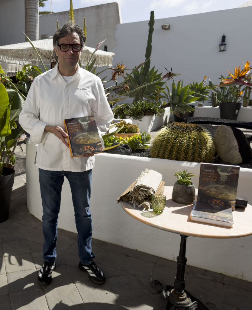 Platocanario.es Vicente Rioja con su libro en el patio del Palacio Ico