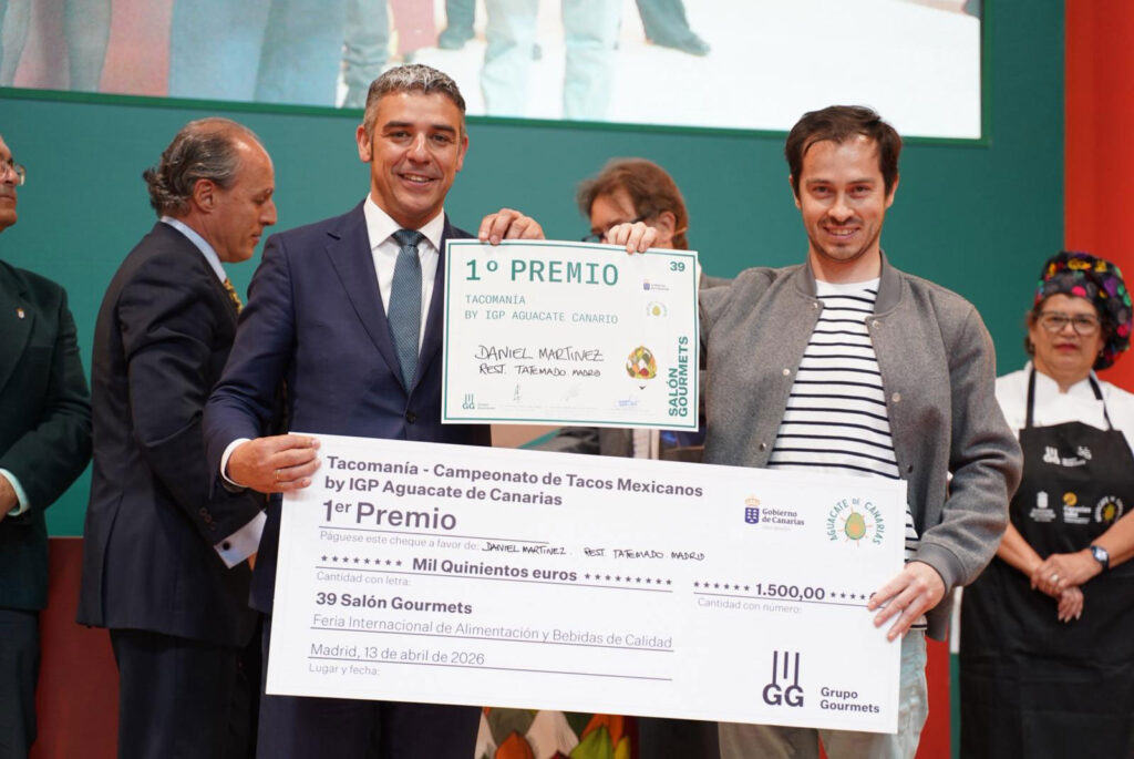 Platocanario.es El consejero de Agricultura del Gobierno de Canarias, Narvay Quintero, entrega el premio al ganador del concurso