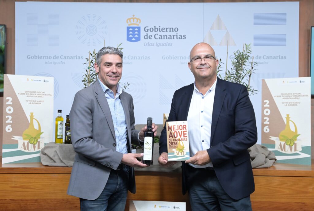 Platocanario.es El consejero de Agricultura del Gobierno de Canarias, Narvay Quintero (Izqda.) y el director del ICCA, Luis Arráez, con el Mejor AOVE de Canarias