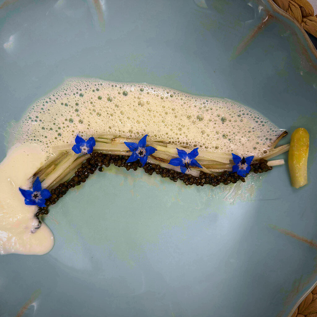 Platocanario.es Espárrago-bloanco,-helado-de-espárrago,-caviar-y-flor-de-borraja