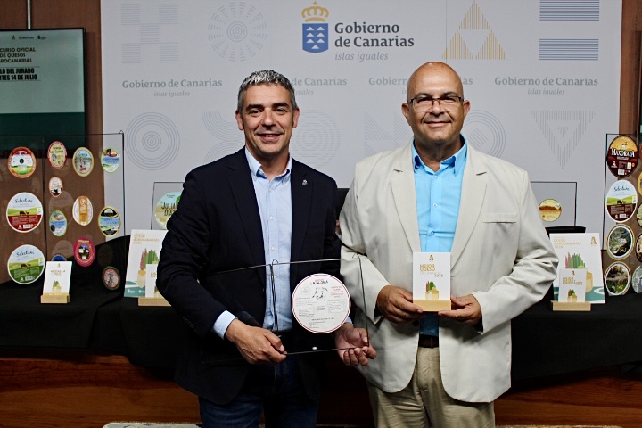 Platocanario.es El consejero de Agricultura, Ganadería, Pesca y Soberanía Alimentaria del Gobierno de Canarias Narvay Quintero, a la izquierda, junto con el director del Instituto Canario de Calidad Agroalimentaria, Luis Arráez en el fallo del Mejor Queso de Canarias 2026
