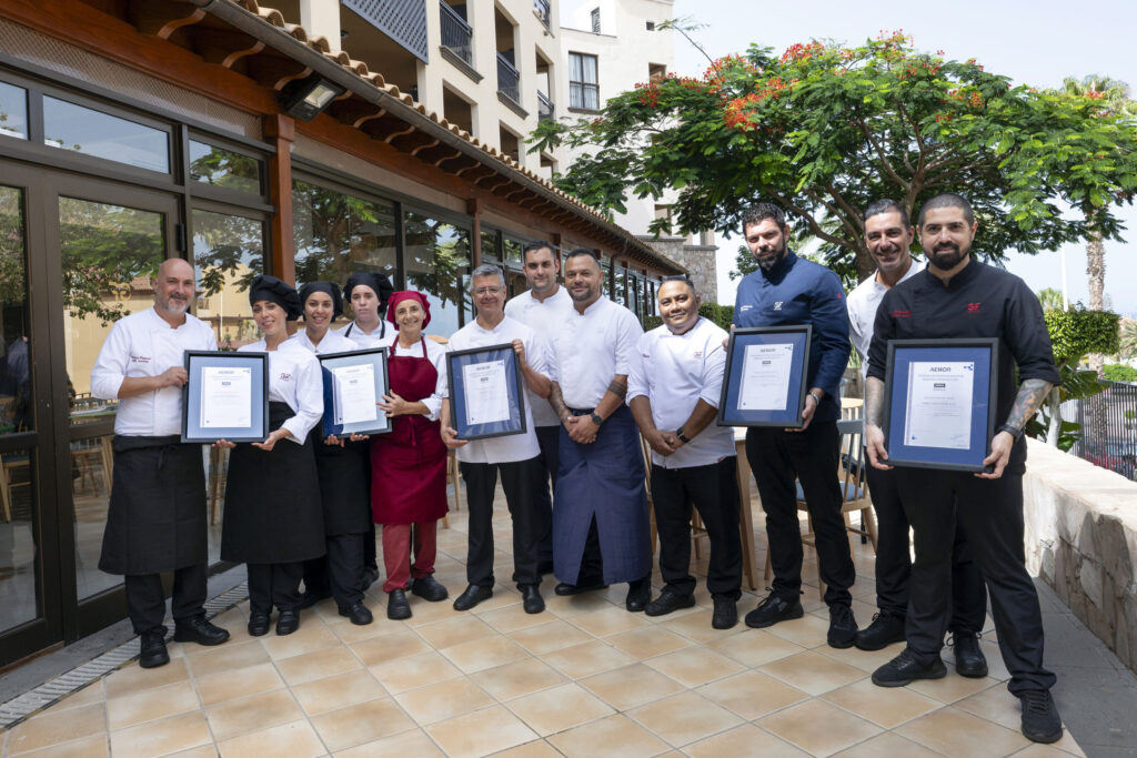 Platocanario.es El-equipo-de-cocina-recibe-la-certificación-de-AENOR