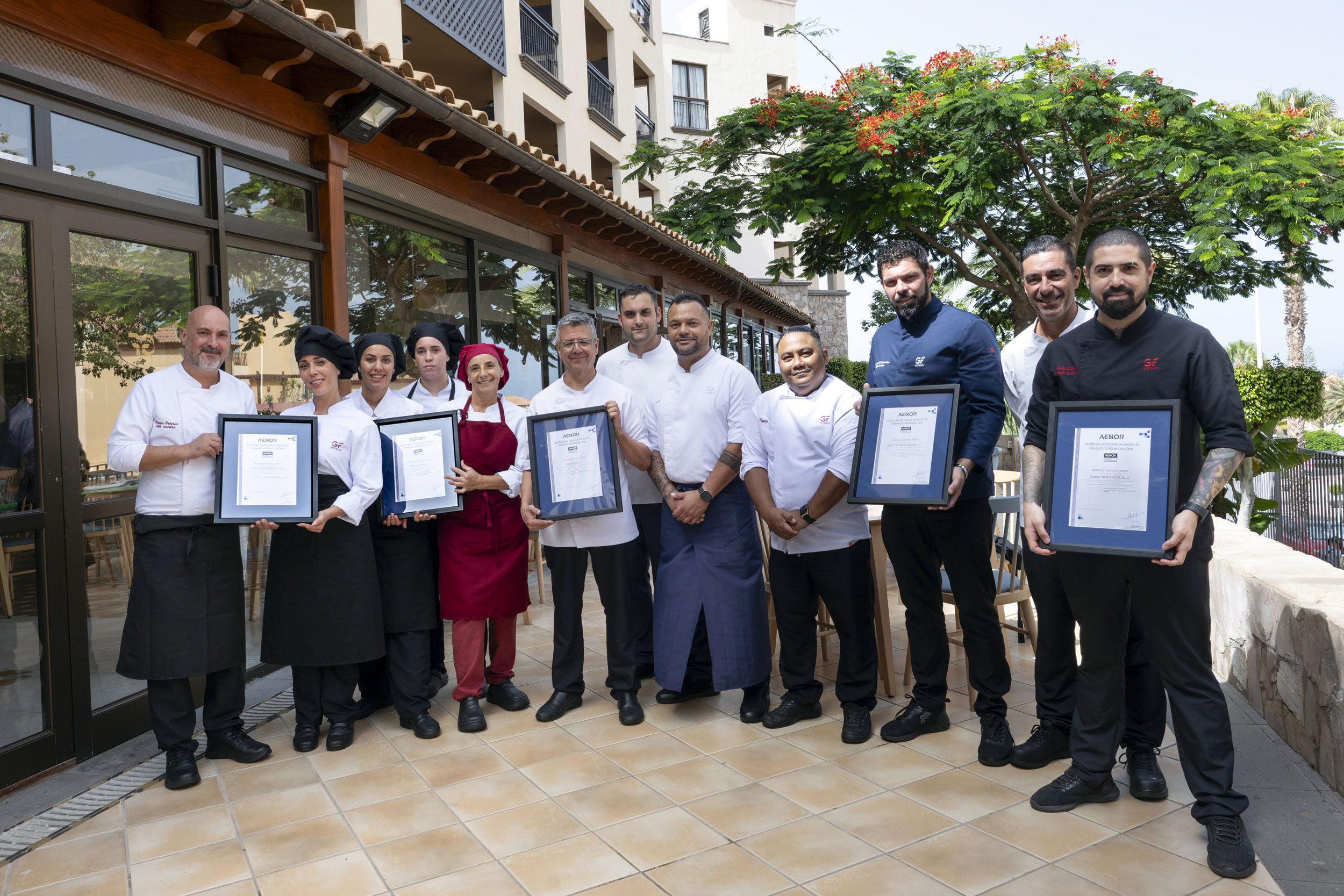 Platocanario.es El-equipo-de-cocina-recibe-la-certificación-de-AENOR