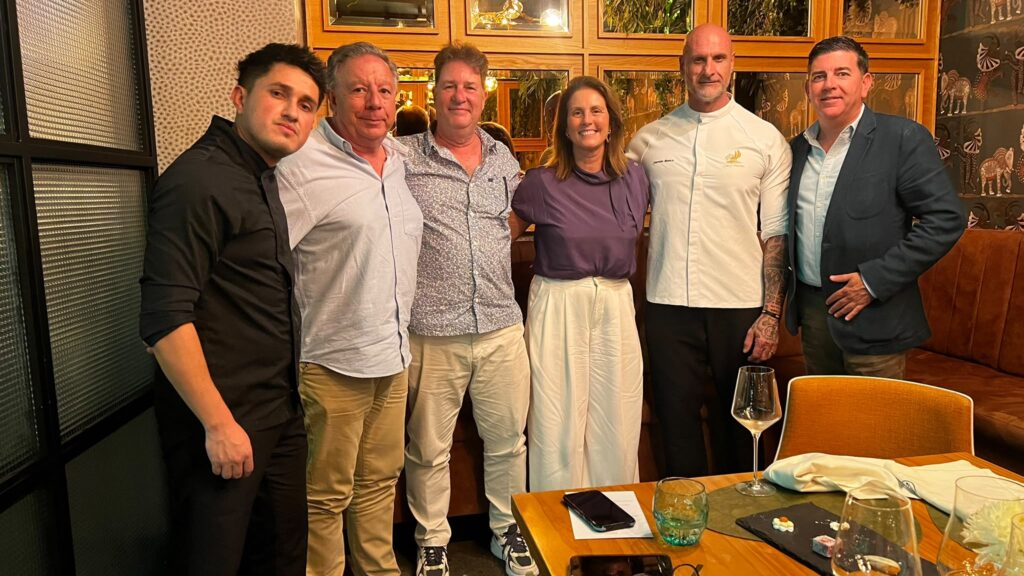 Platocanario.es Henry Matamoros, on the left, posa con Natalia Bravo de Laguna y el chef Germán Blanco, segundo por la derecha. Junto a él Mulchand Chanrai, Jaime Puig, segundo por la izquierda y Fran Belín.