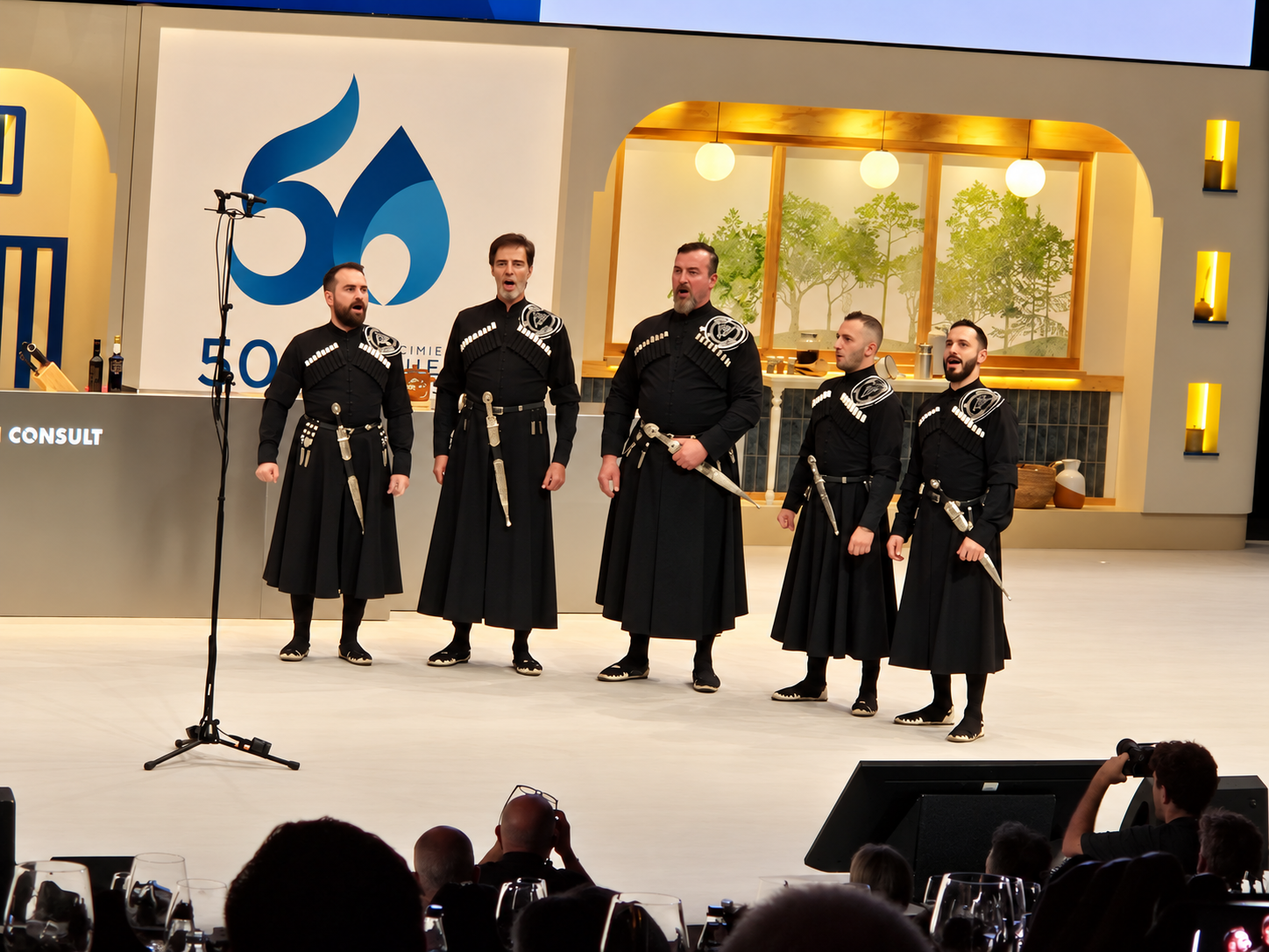 Actuación de un coro en el escenario de Gastronomika.