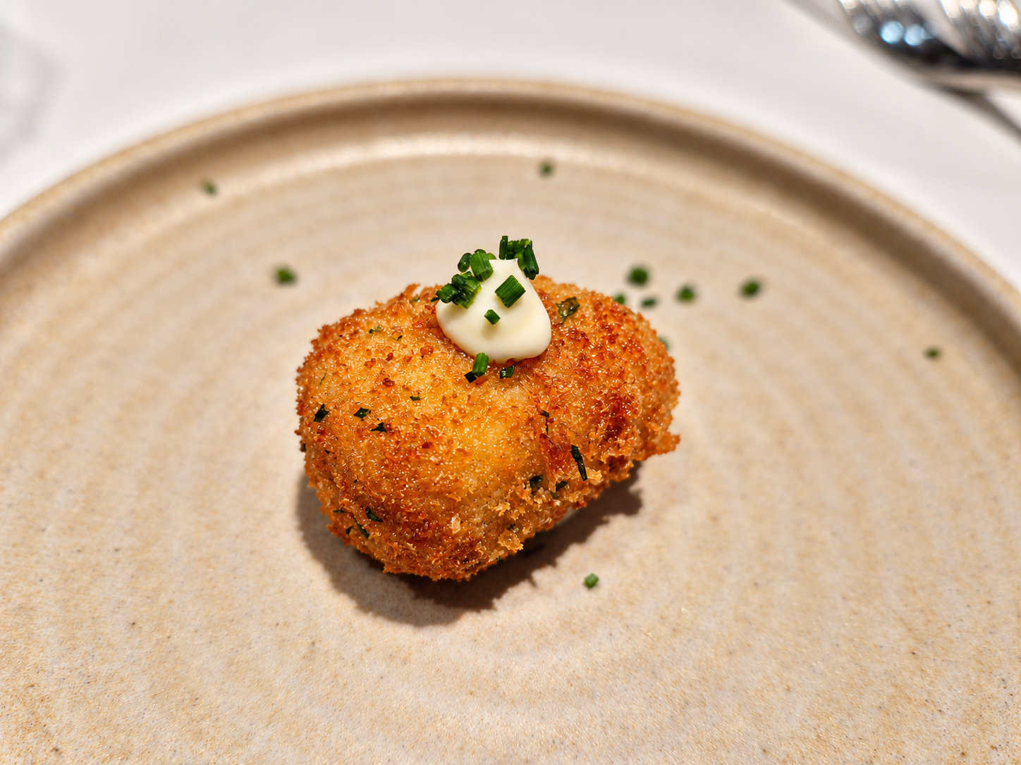 Croqueta de txangurro servida en Lanperna.