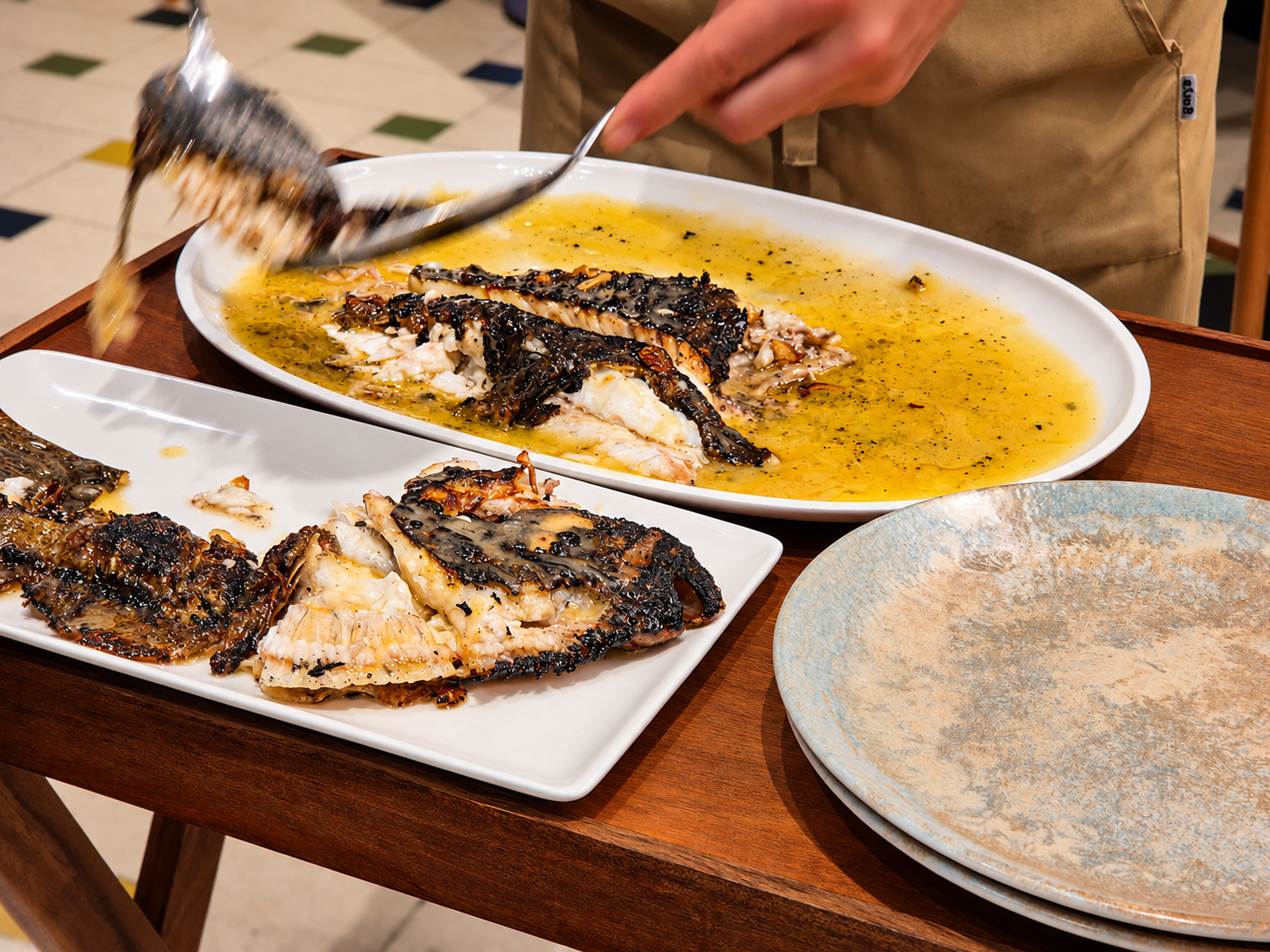 Rodaballo servido y preparado en mesa.